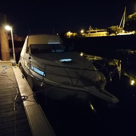 Sejour Insolite Sur Un Yacht. Bateau Hotel A Quai. La Rochelle  Exteriör bild